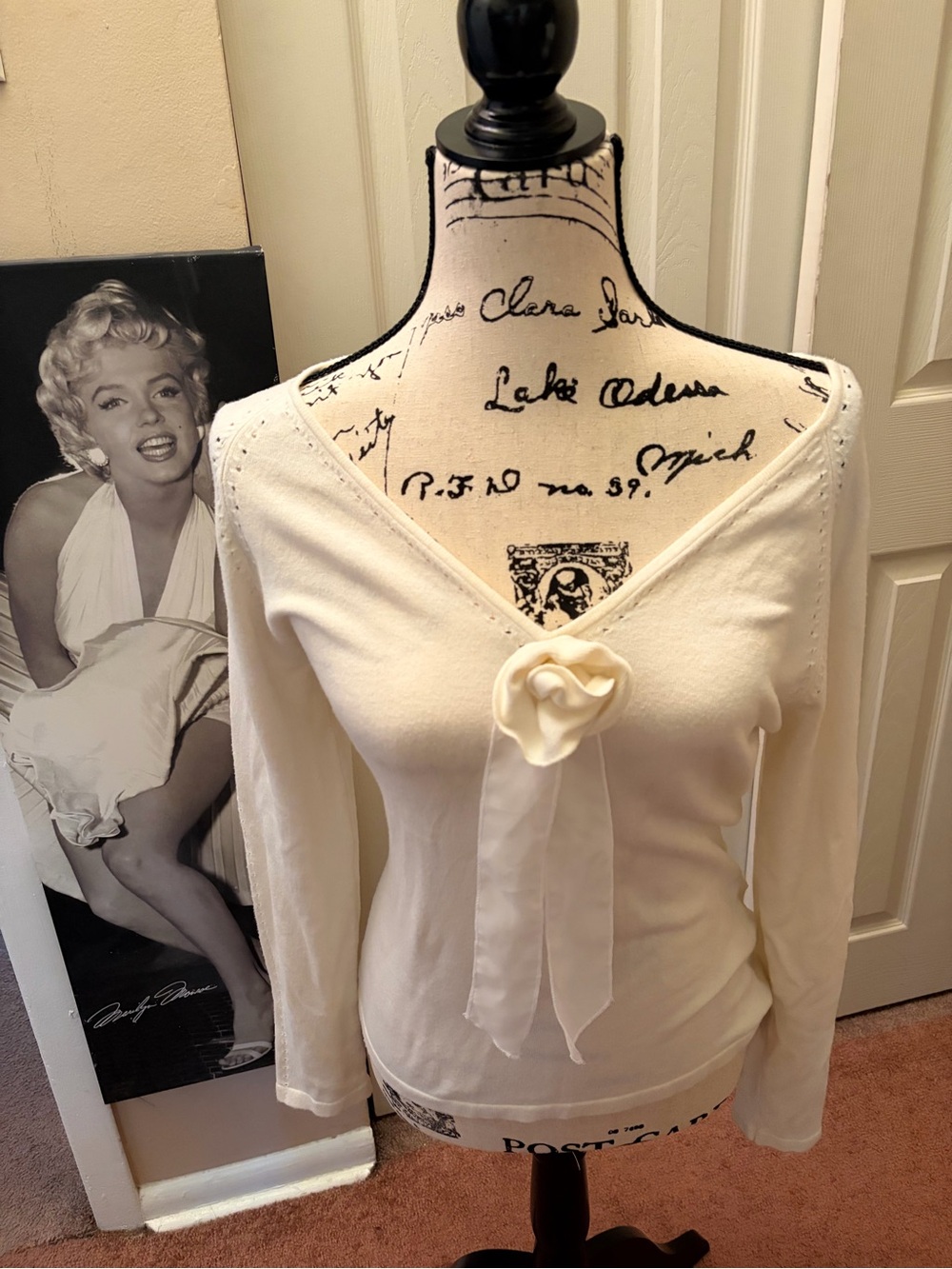 BCBGMAXAXRIA Cream V-Neck Knit Top with silk blend M